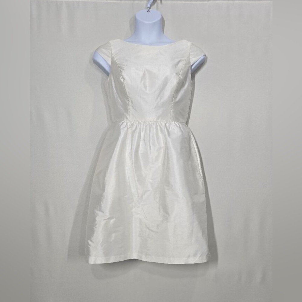 Elegant White Sleeveless Dress